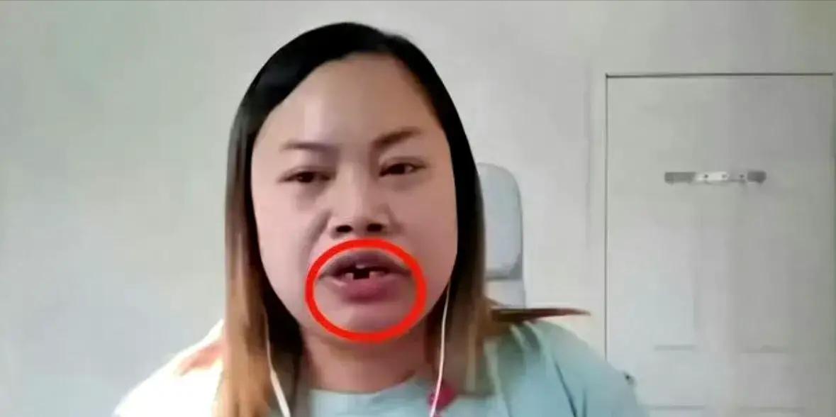 凤姐，罗玉凤。大名鼎鼎的初代网红，去漂亮国有十几年了，终于实现比国内白领更好的