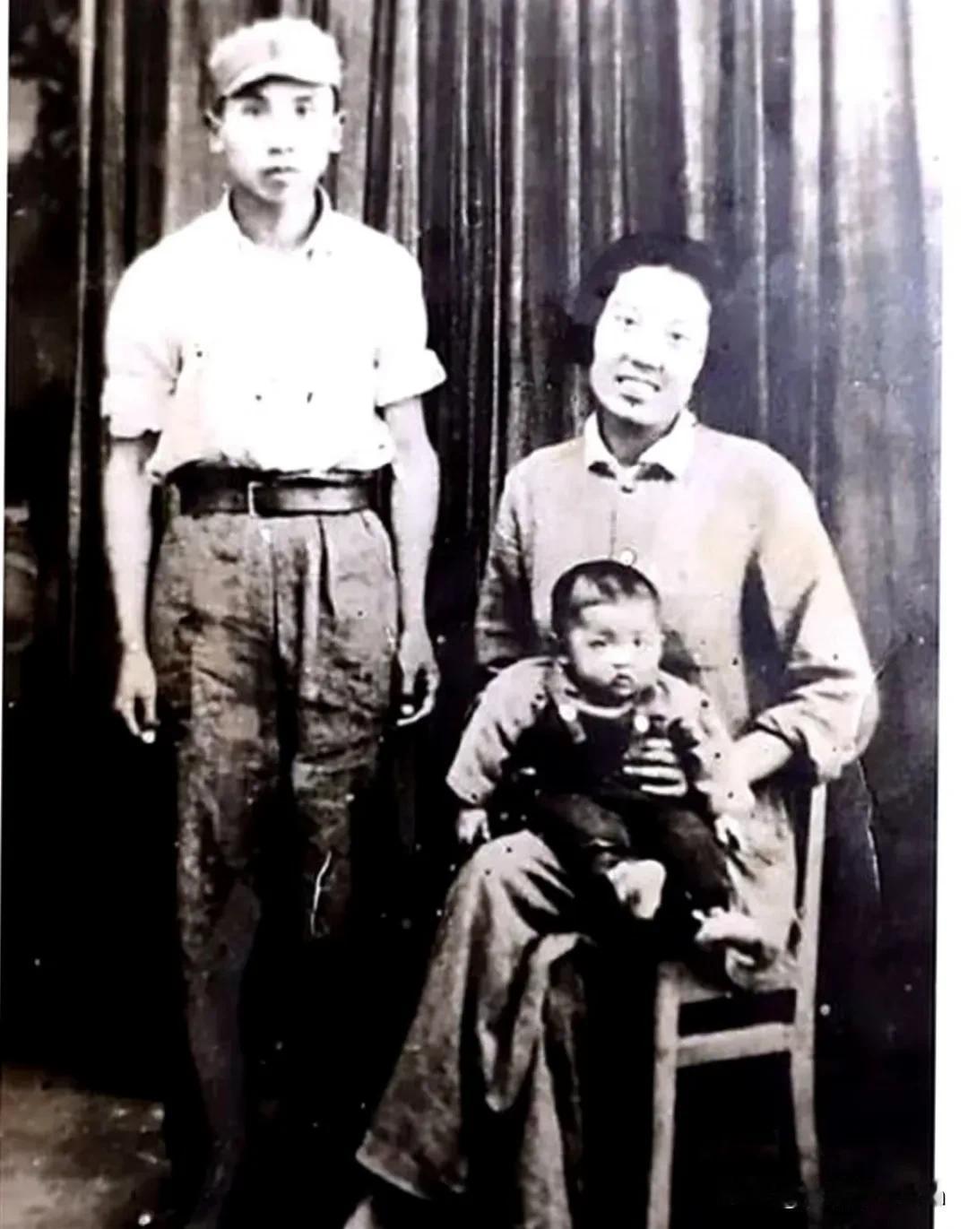 将密码本塞进带血的手帕，趁乱塞给了旁边的同志，当特务围上来时，夫妻两个抱着年幼的