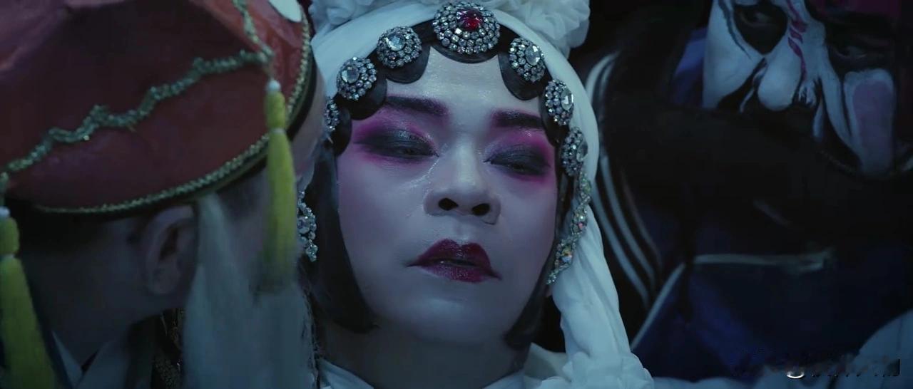 苟师走了，累死在舞台上，他一口气吹了81口火，最后猝死在舞台上。忆秦娥比以