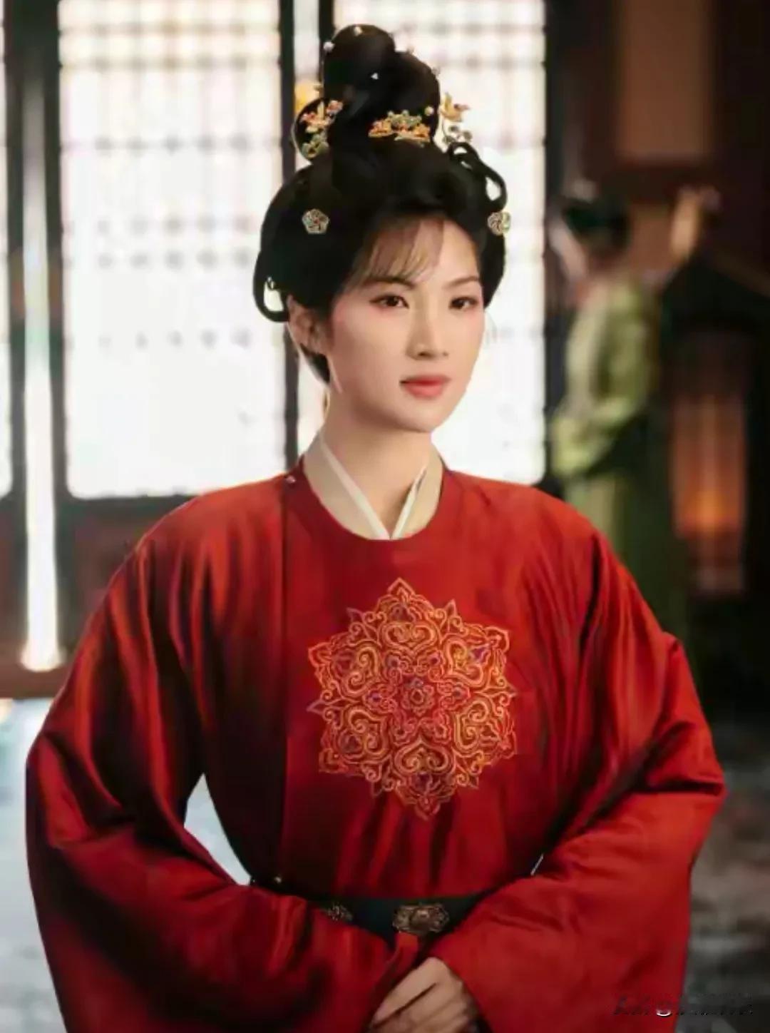 姚安娜古装刘海倔强留，华为二公主认真闯片场！咱们的“华为二公主”姚安娜，这次