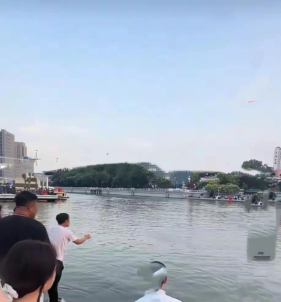 不敢看，太绝望了，天津之眼这对落水母子运气太差了，父亲绝望的喊着:“谁会游泳，求