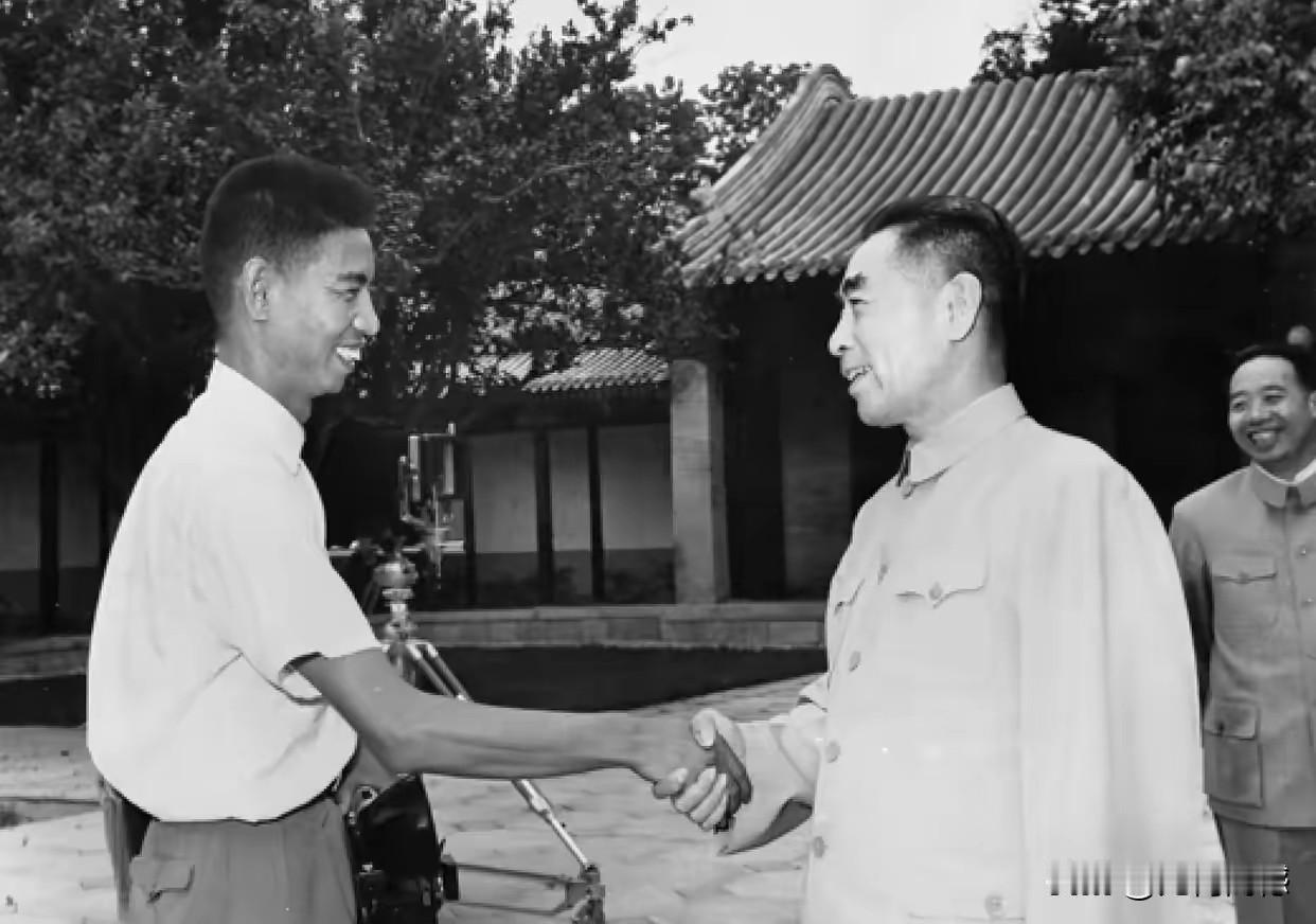 周总理和摄影师亲切握手，平易近人，和蔼可亲，让人感受到了温暖，让人感受到了力量，