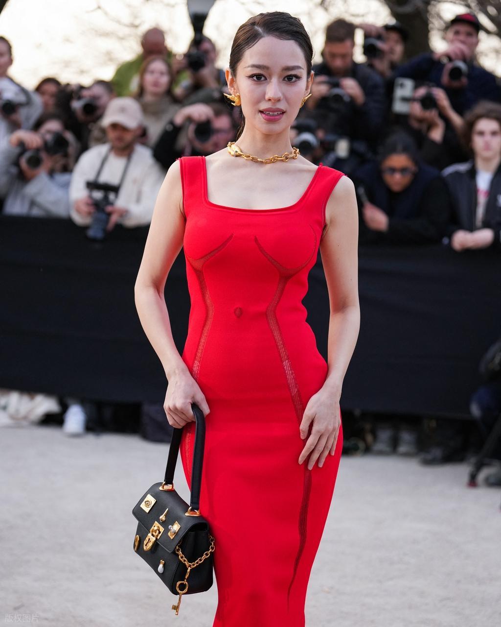 最近吉娜爱丽丝亮相巴黎，她这回穿了一件红色的裙子，看上去艳丽又时尚，真的好迷人。