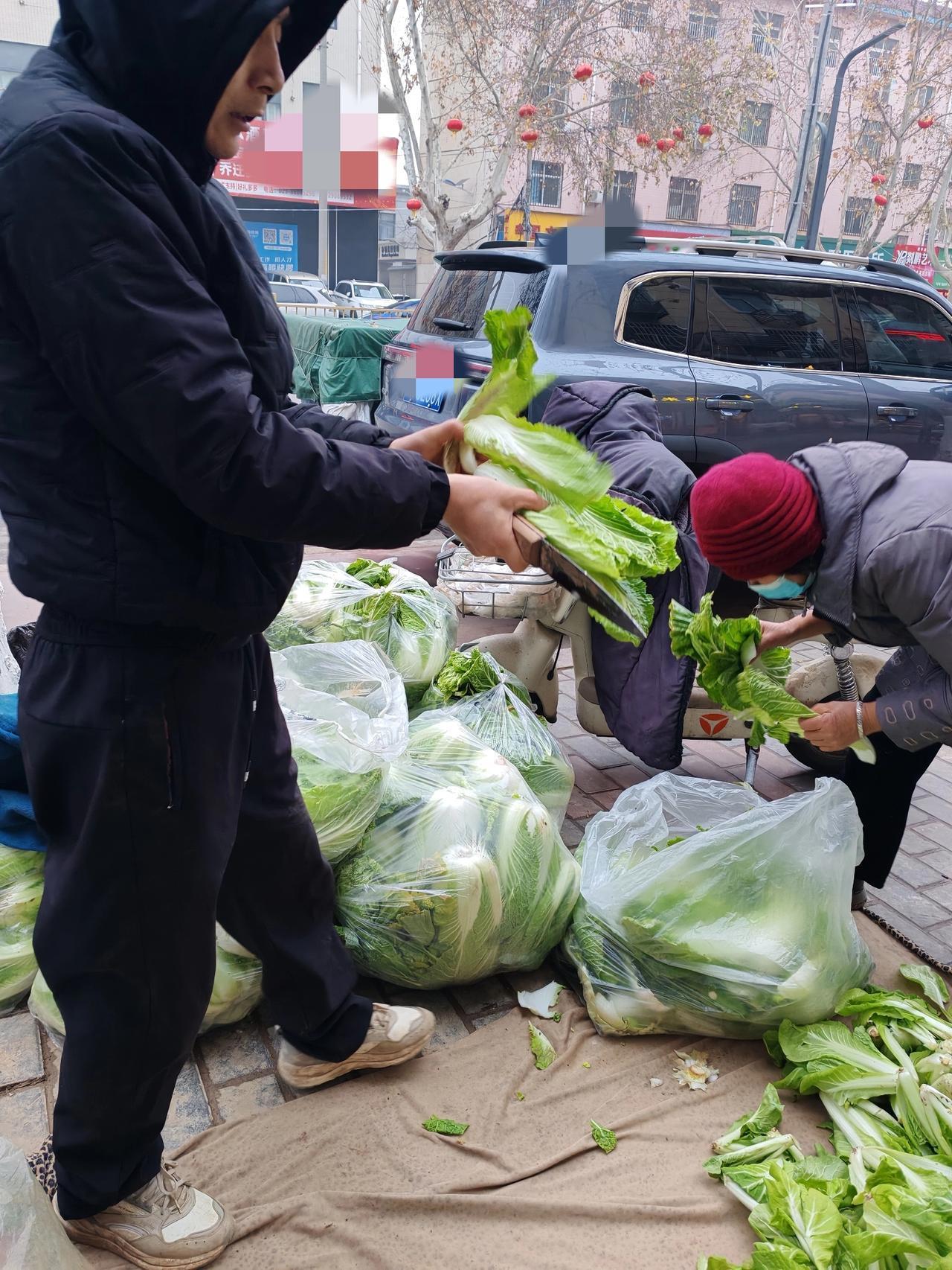 人心是无底洞1月31日，坐标西安。这是我早上出门买菜顺便拍下的两张图片，见到了