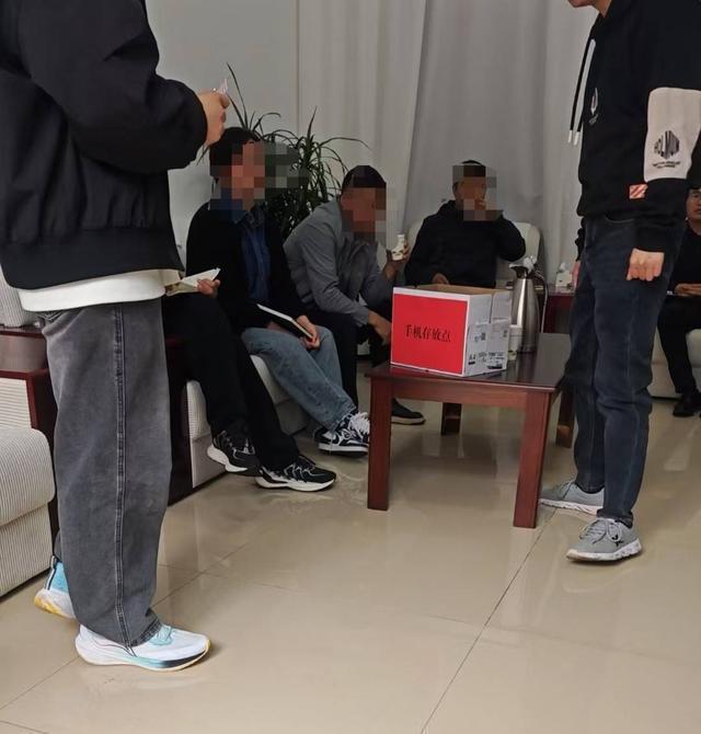 “悲剧还是发生了！”贵州毕节，23岁小伙自带挖掘机为社区修路，岂料，因连日雨后山