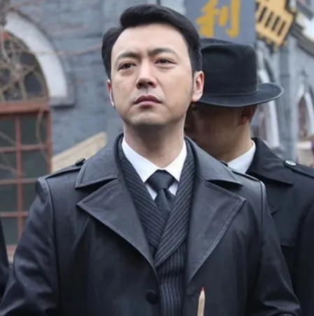 2008年，《潜伏》开拍，有个情报贩子“谢若林”一角，导演想请凌潇肃来演：“就当