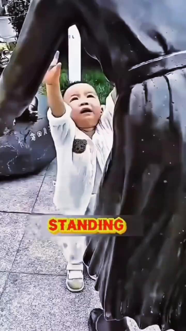 你绝对想象不到，当这个男孩看到两尊雕像，一位母亲和他的孩子彼此分开站立时，他内心