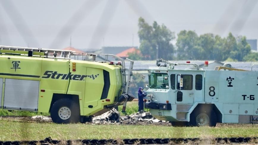 “台独”武装-空军T-34教练机坠毁，2中效殉职，这给岛内带来什么警示？6