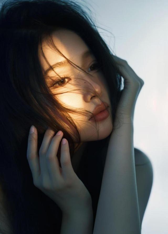 一组人像的用光，特别历练摄影师的光影明暗认知一张人像照片真正的高级感，往往不
