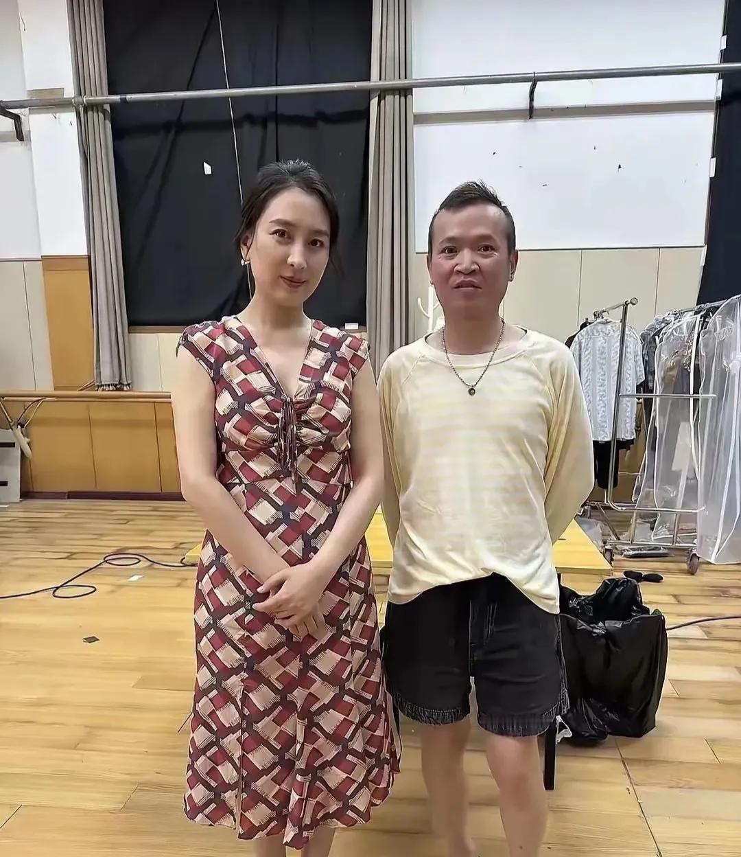 这应该是东北三驴不是网红二驴吧？不管他是谁，他真够幸福的......