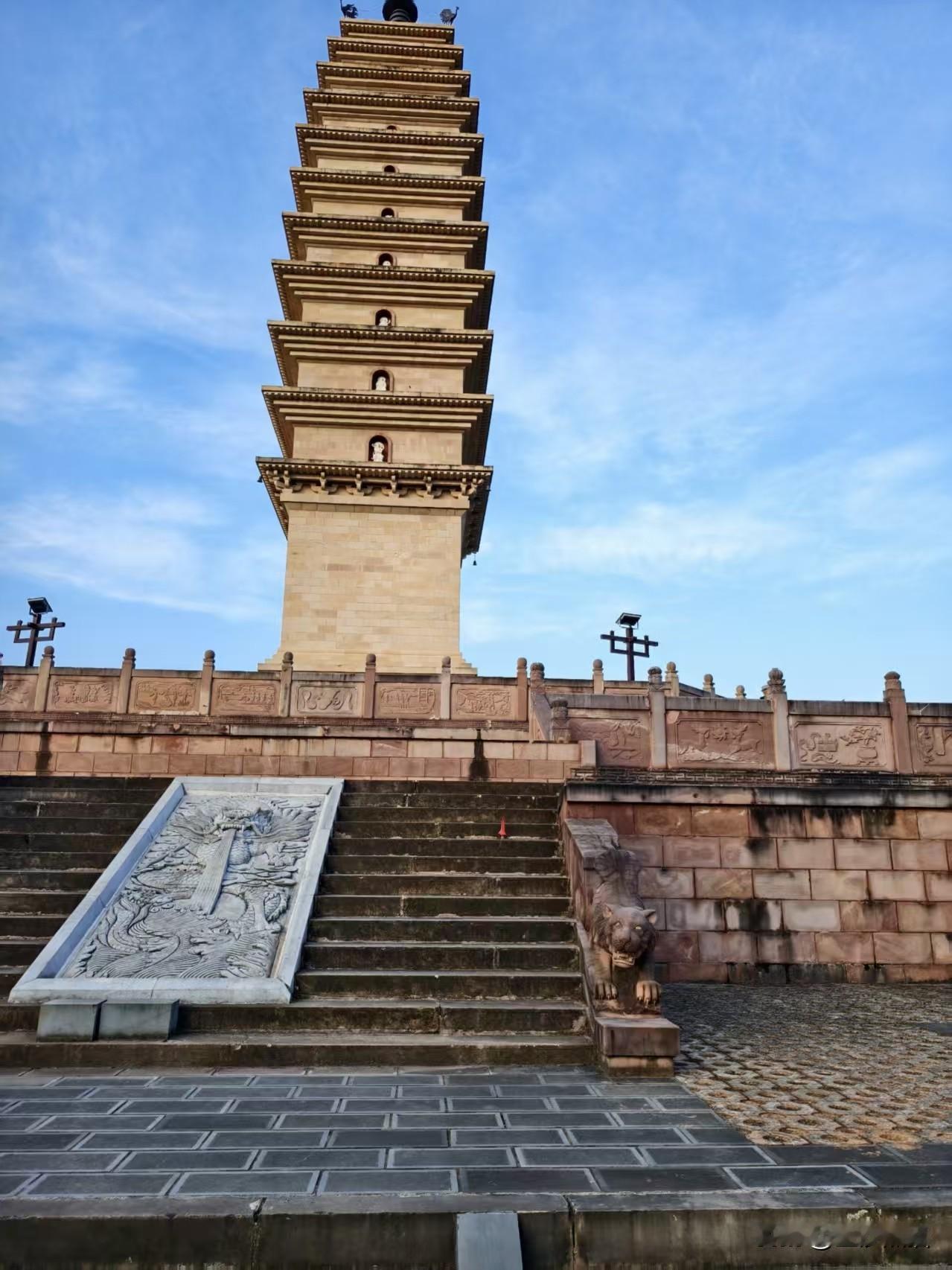 南涧红土林藏在大理南涧县城边，是云南四大土林之一，像一片“流动的油画”，以阳光下
