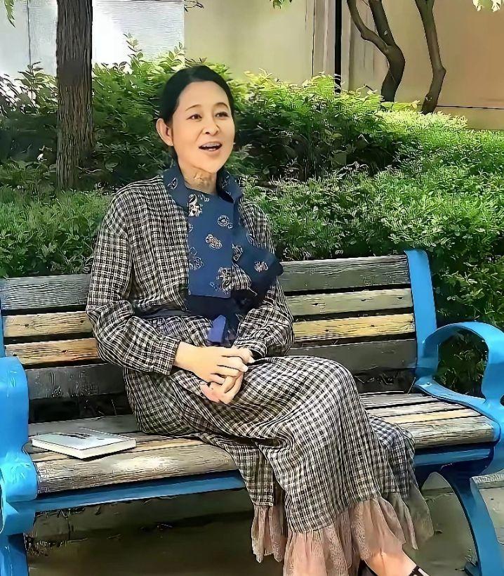 倪萍今年才67岁，岁月在她身上留下了明显痕迹，容颜慢慢老去，和年轻时候相比，仿佛