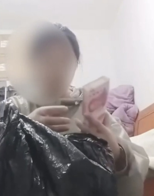 浙江，2025年，14岁女孩一拆开快递，竟发现80000元现金，瞬间惊呆，以为快