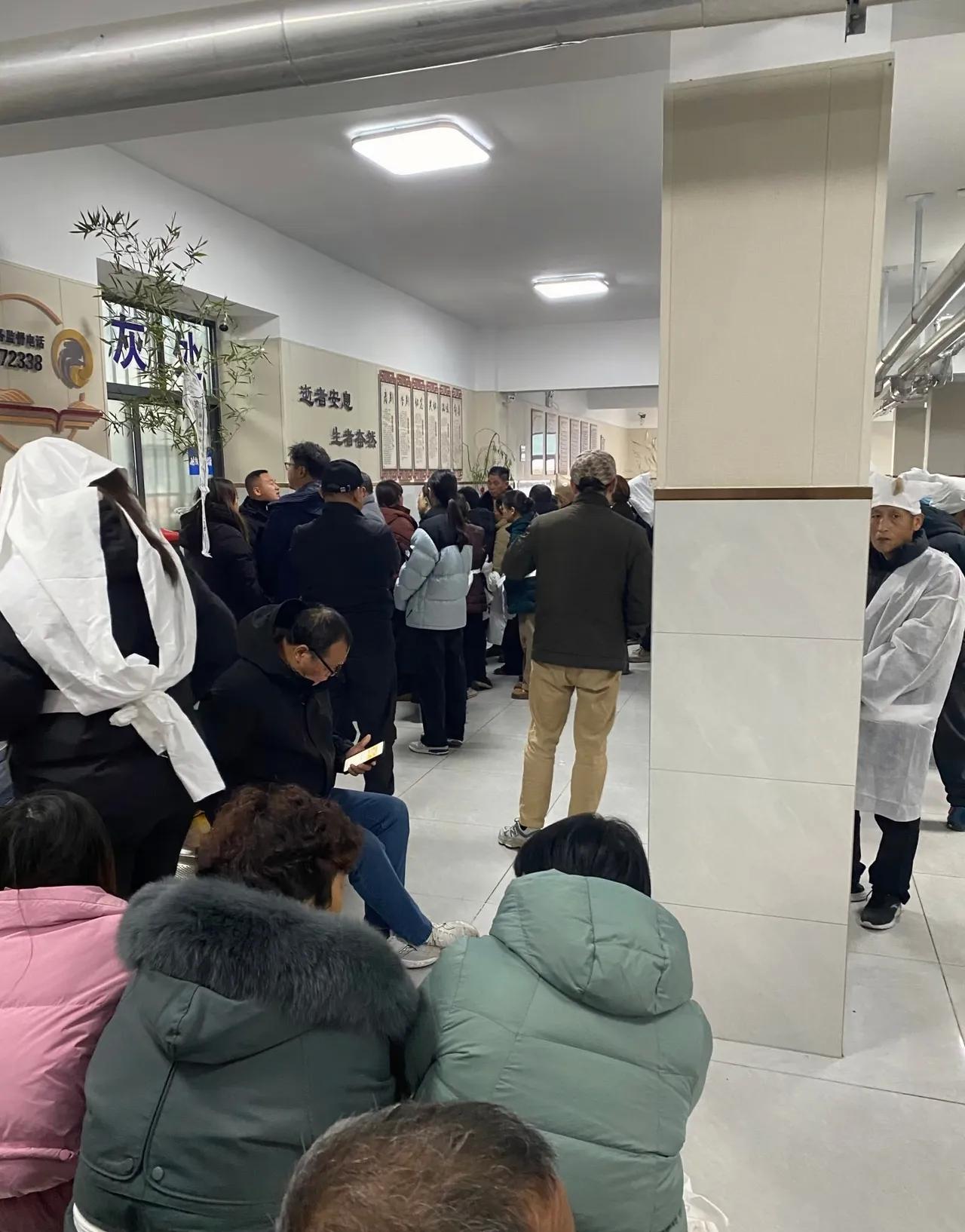 火葬将成主流，土葬何去何从？新规下葬法会变吗？最近刷手机总看到一条新闻，说20