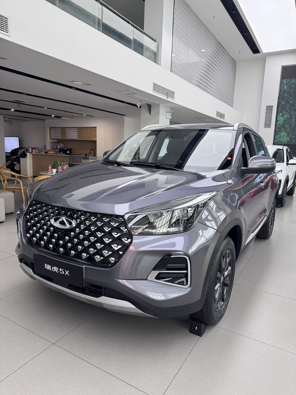 预算五万多想买SUV，瑞虎5x真的可以看看🚗家用代步完全够用，车身不大好停车，市区开很灵活。油耗不
