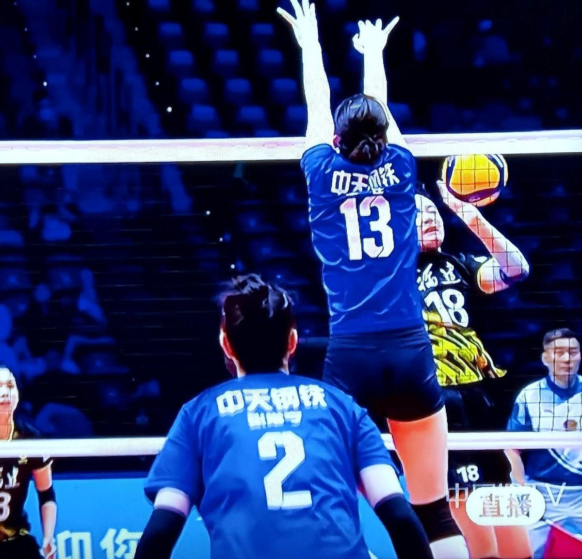 全运会女子排球比赛刚刚结束一场半决赛。昨天爆冷掀翻天津队的福建女排，今天遇上江苏