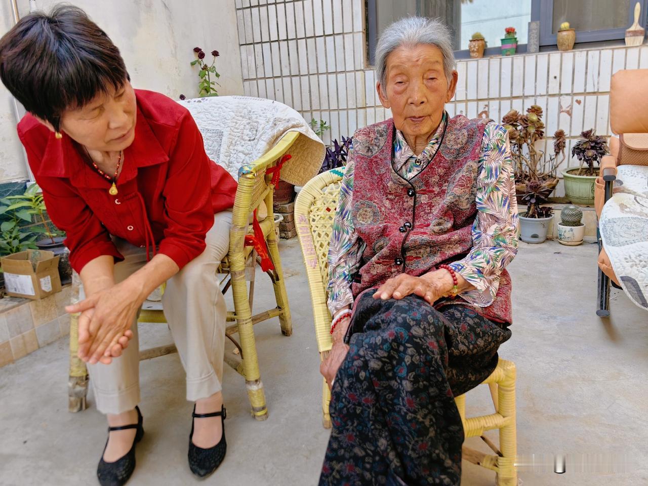 保姆说：去给你婆婆买俩薄裤子吧，天热了，身上裤子有点厚了，她穿着肯定不舒服的。
