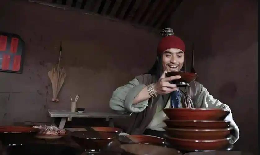 梁山好汉喝的都是什么酒？武松喝的出门倒，比不上宋江喝的玉壶春提起梁山好汉，没人