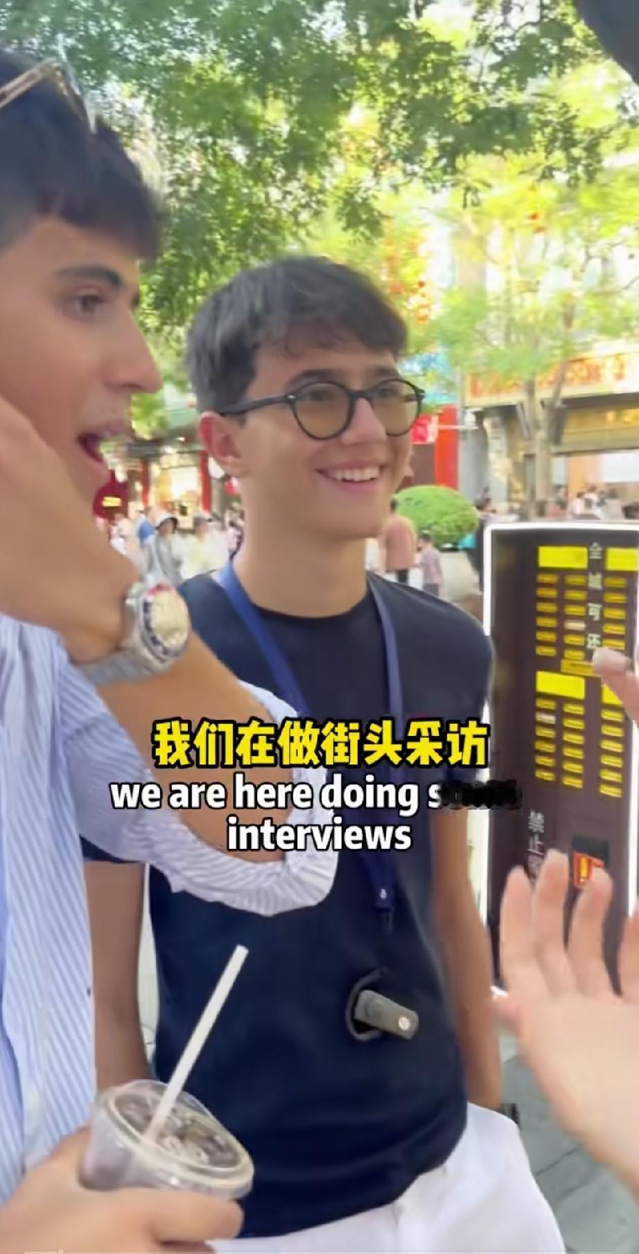 两个意大利罗马小伙来中国旅游，在街上被被问到怎么看待中国人，其中一位端着咖啡的白