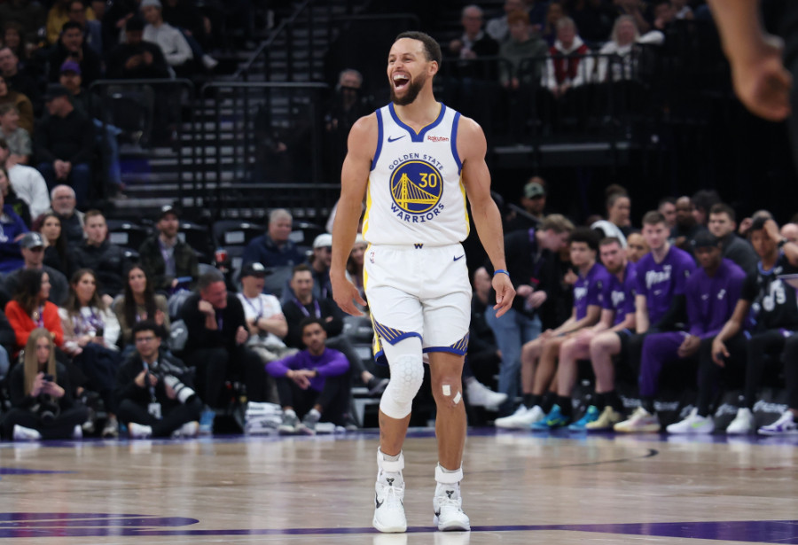 今天上午，勇士球星库里接受了记者采访。谈到自己目前球鞋自由身，库里说道：“我现在