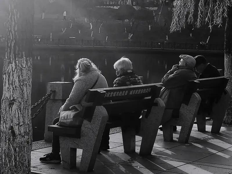 你会用哪四个字总结今天?用四个字总结今天，不同年龄段答案不同。45岁以上的中