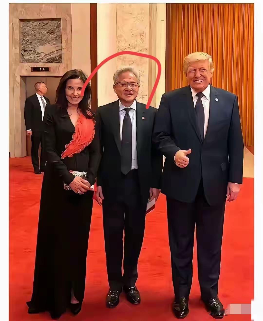 黄仁勋太牛了，在和前总统特朗普等大佬的合影里稳稳站C位，气场直接拉满。这照片一出