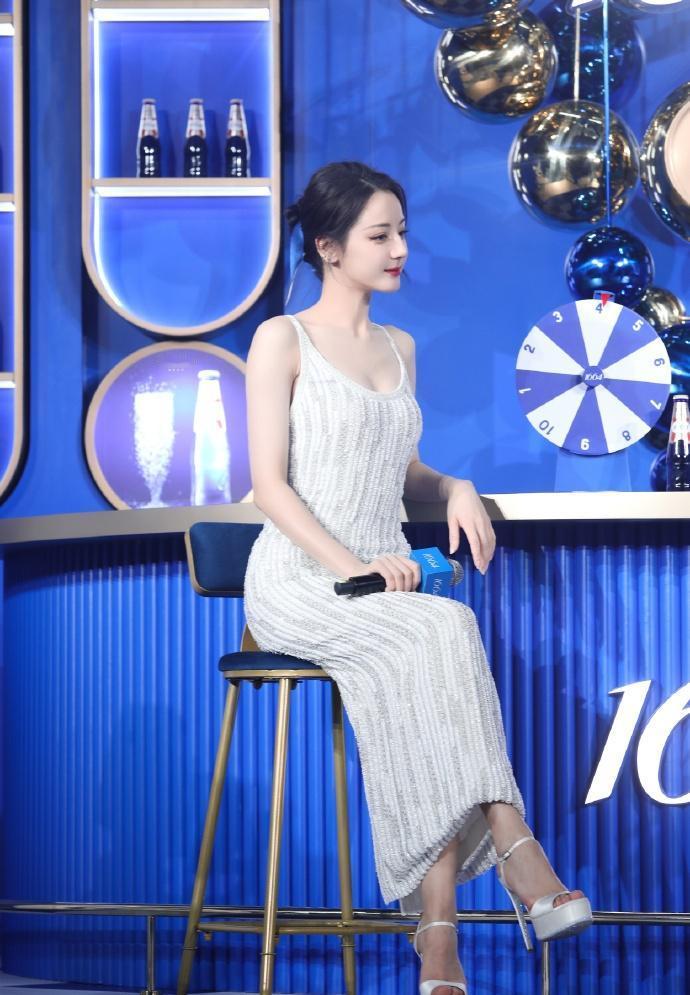迪丽热巴这个美丽的腰臀比我直接吻上…….💕​​​