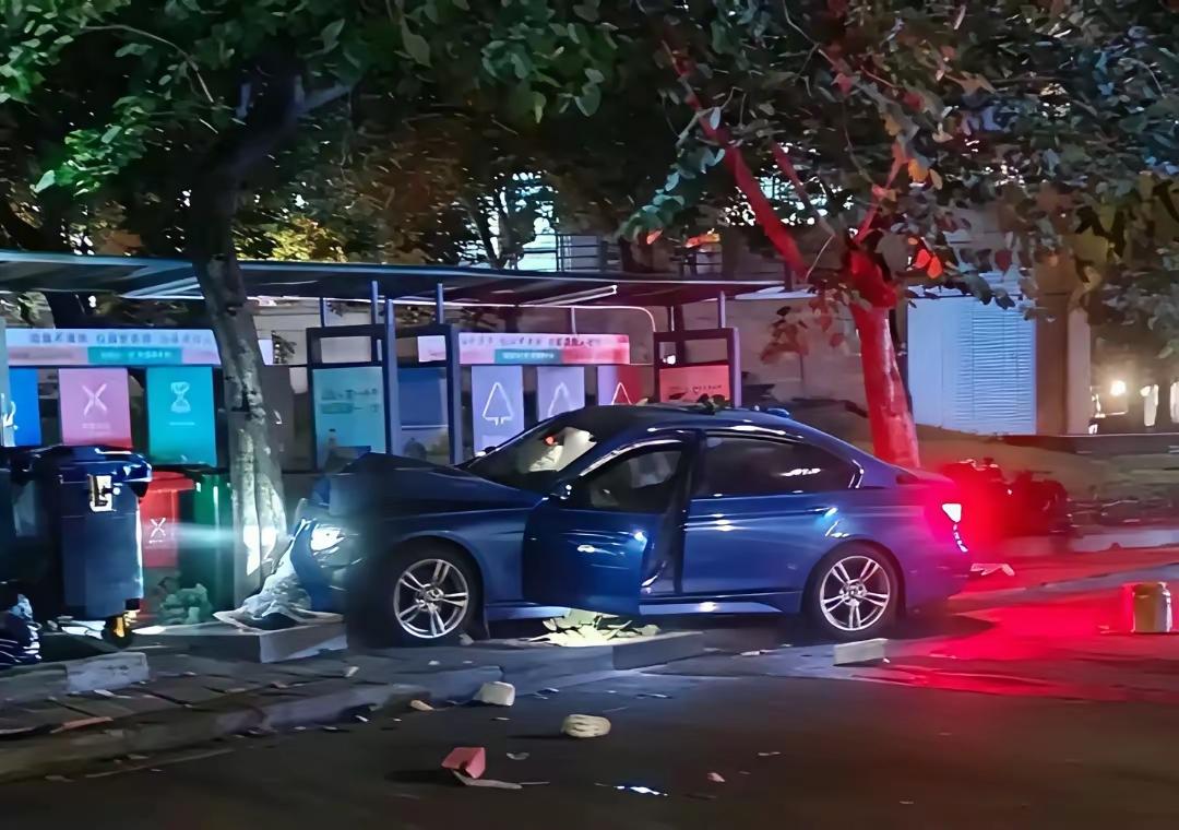 离谱到家了！大学老师在学校撞人行道上的学生车头都烂了，难道这事另有隐情？