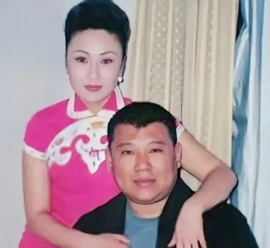 岁月真是把杀猪刀，郭德纲先生倒是几十年没大的变化，夫人王惠仍然逃不过岁月的风霜[