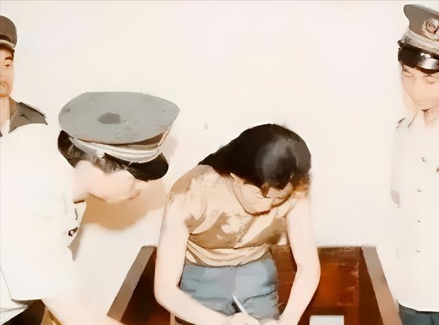 1992年，武汉刑场上跪着一个颤抖的身影，曾经万众瞩目的“刘三姐”程春莲，此刻面