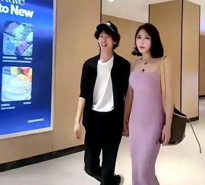 惊掉下巴！庞麦郎“咸鱼翻身”，龚玥菲贴身伴舞闹绯闻家人们呐，娱乐圈这瓜田里又冒