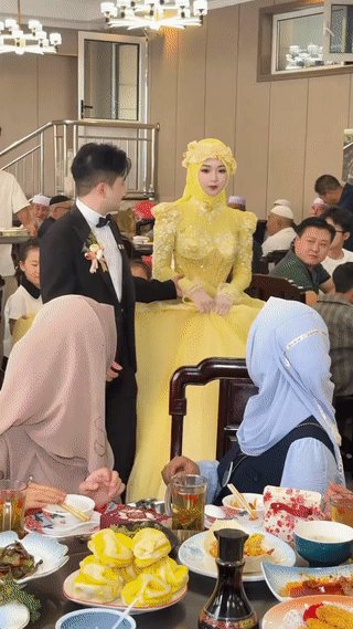 不得不说，回族新娘长得确实漂亮！就连她们结婚时所穿的婚纱礼服，也是与众不同，十