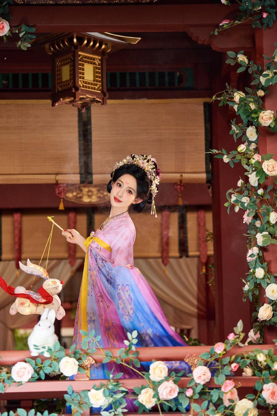孟子义wetv2026发布会孟姐果然是“剧圈劳模”！一边官宣去印尼发布会，一边