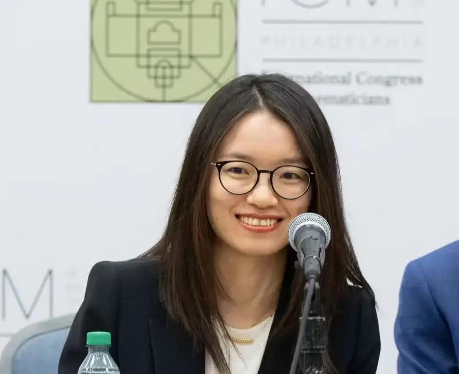 大清早跑到公园去“蹭”别人的狗玩，这事儿听起来挺有意思，但王虹每天清晨在华盛顿广
