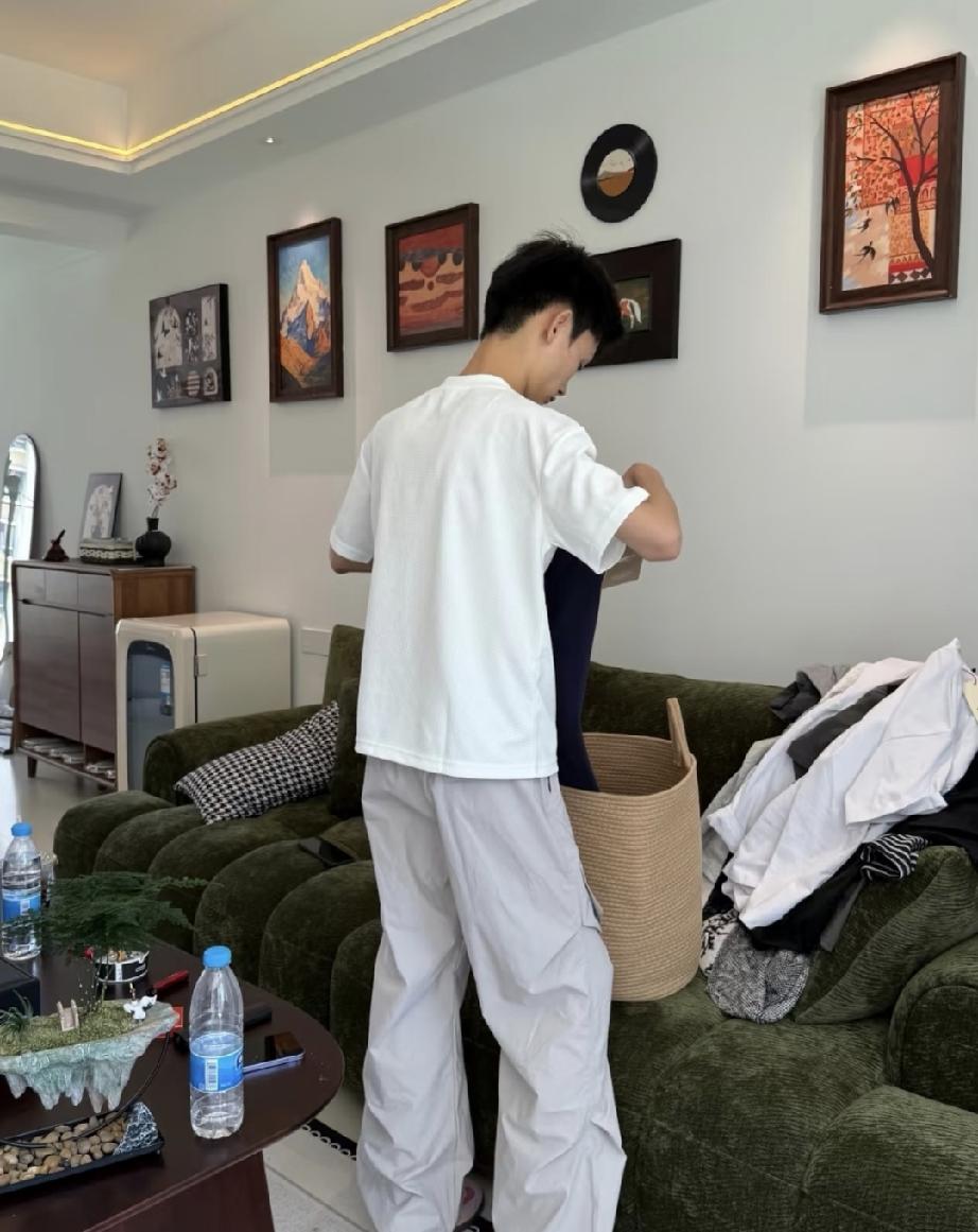 被我儿子气出内伤了。高考完，被他小姑好心请去做家教，一百五一天，多好的一件事。他