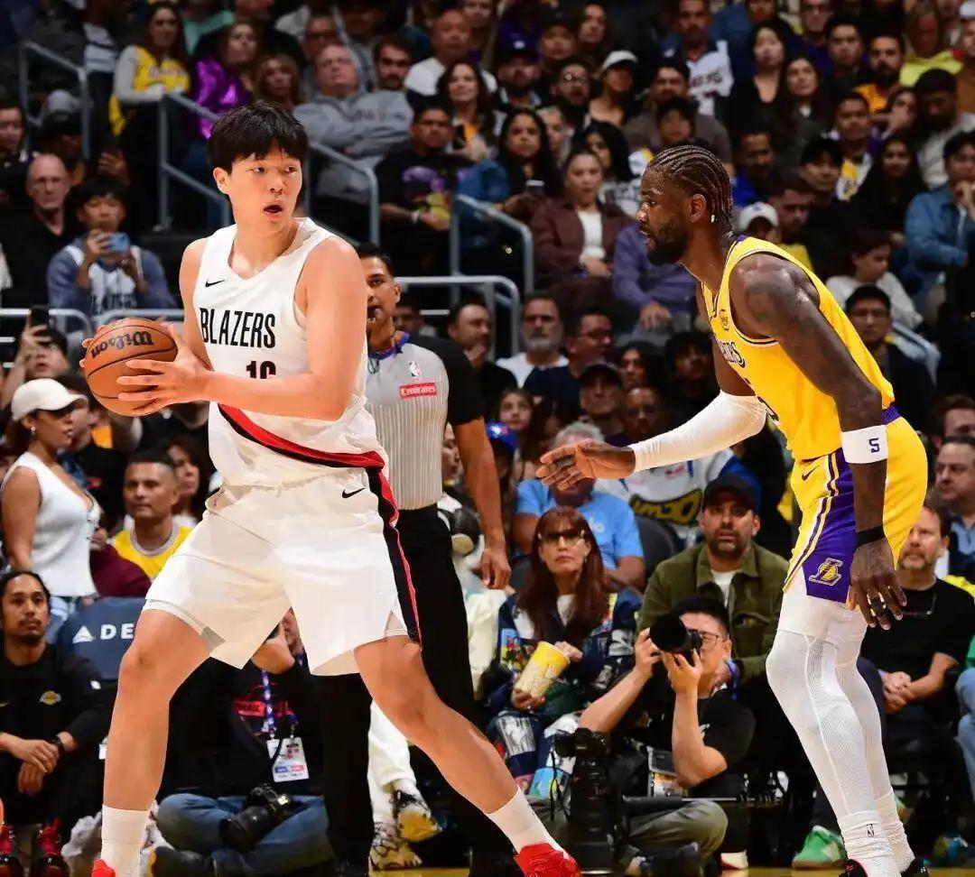 杨瀚森肉眼可见的胖了不少,还是季前赛的时候打的好。杨瀚森体能还是有点问题的,有网