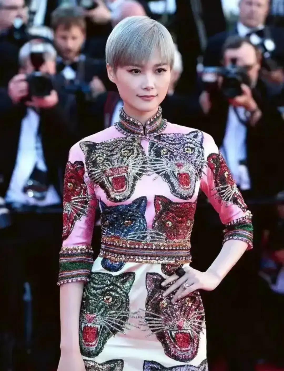 李宇春妈妈罕见露面，被路人拍到一张侧脸照。照片里阿姨圆脸带笑，双下巴明显，立马