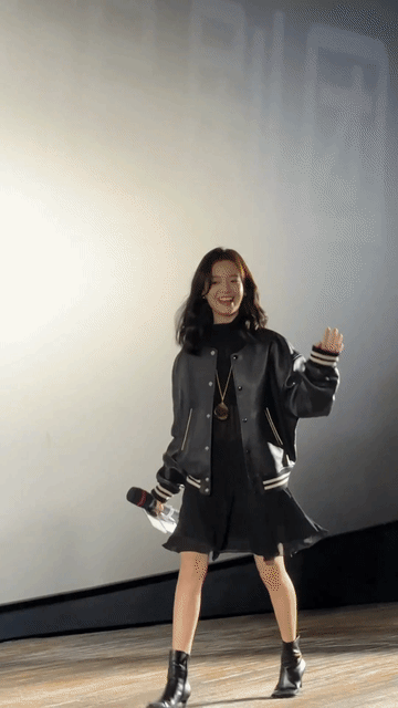 李庚希和向涵之是一个系列，刚出道时人前都是甜妹儿风，人后就吐云吐雾放开做自己，总