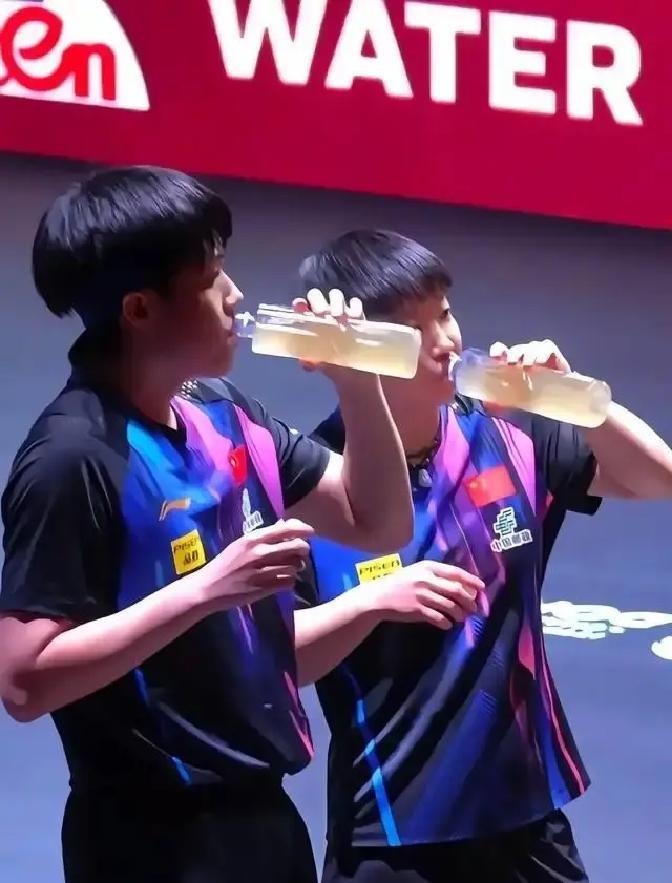 你见过连拧瓶盖都卡在同一个节拍的混双吗？王楚钦和孙颖莎，正在把“同步”变成