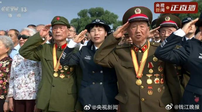 【#老战士敬礼看得人泪目#[比心]】铭记先辈的赤诚与担当，传承力量，一路向前！（央
