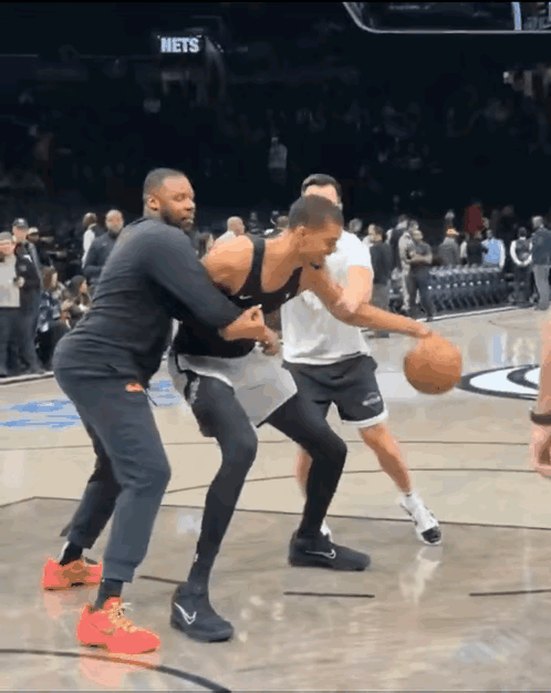 文班亚马的这一特质，正悄然引领文化的回归！！看过马刺比赛的球迷都知道，文班亚