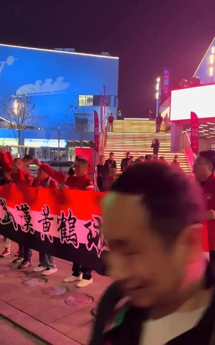 江苏南钢女篮的首场球，这场面属实是给了我一点小小的震撼。原以为就是个过场，