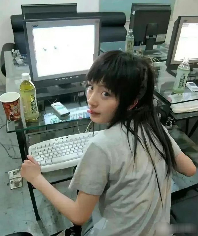 2007年，在网吧上网的杨幂，怎么也想不到会有今天的成绩吧