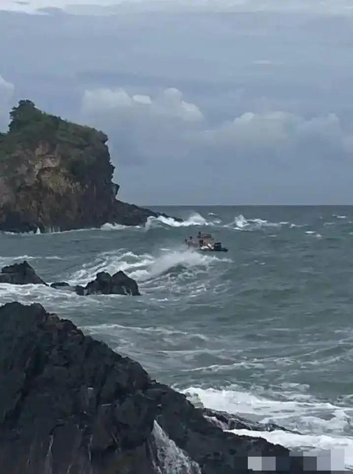 飞来横祸，2人遇台风身亡，一对夫妇在海边沙滩椅上坐着，被大树砸中，妻子死了，丈夫