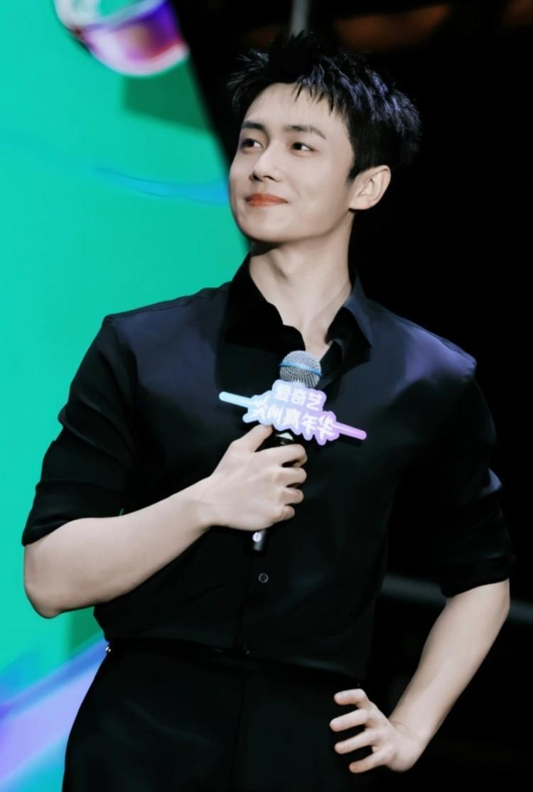 翟子路，你把自己的人设演砸了。砸得漂亮。直播里一句“后陡坡”，让他倒回去播了