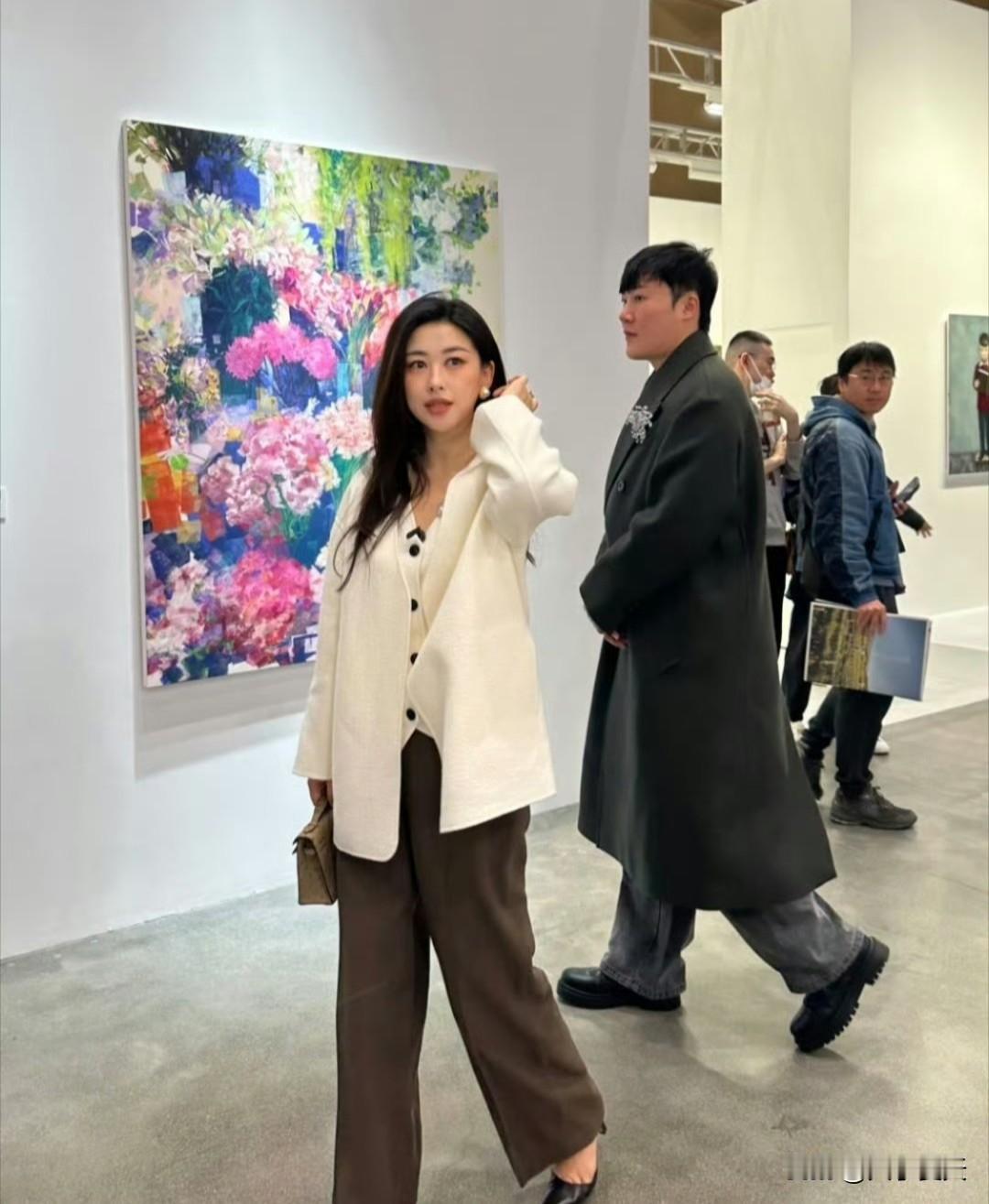 41岁朱珠在上海看艺术展，她的状态太好了，身材苗条，皮肤白皙，身上完全不显老态，