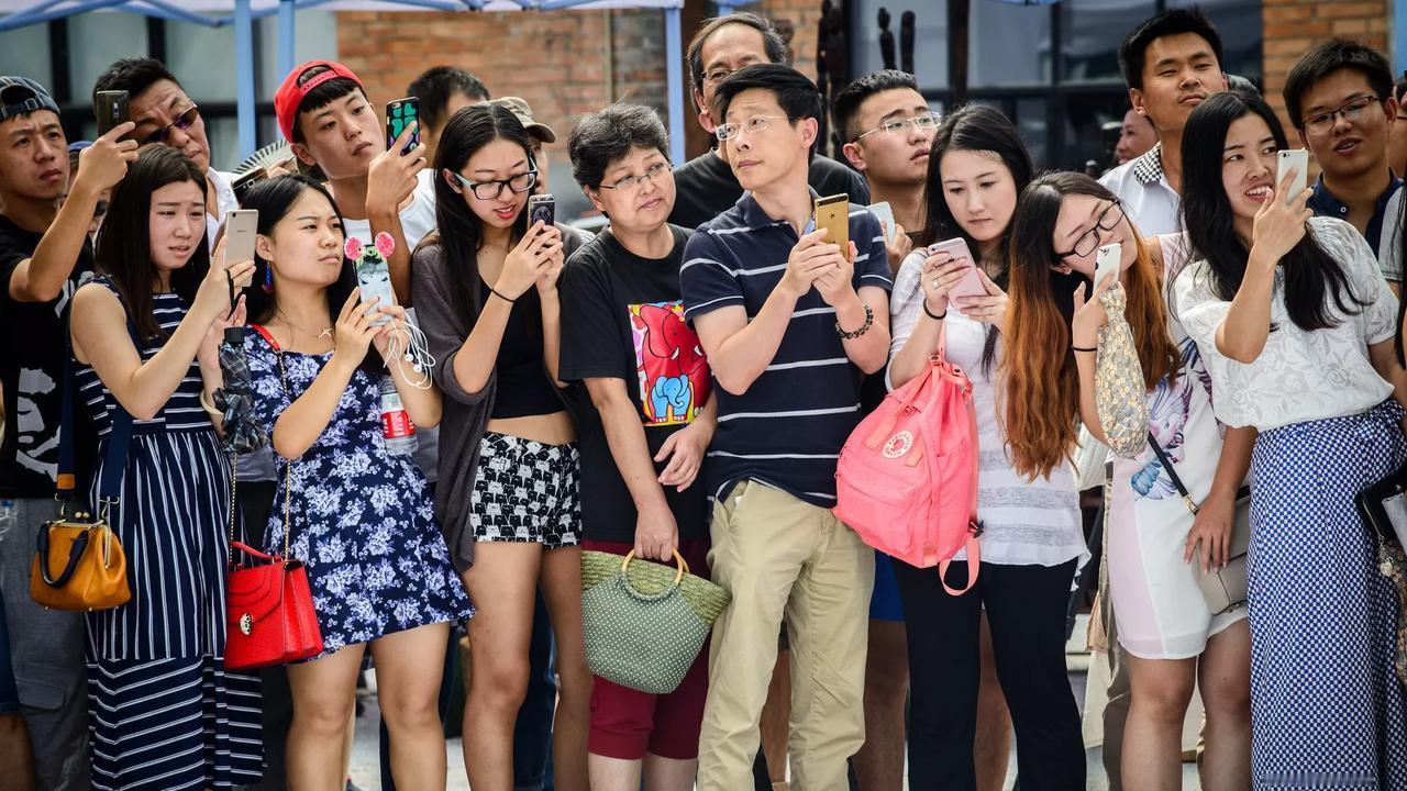 “不到一架F-35的钱，就能让中国年轻人瘫下去。”这话不是段子，是美国国家民主基