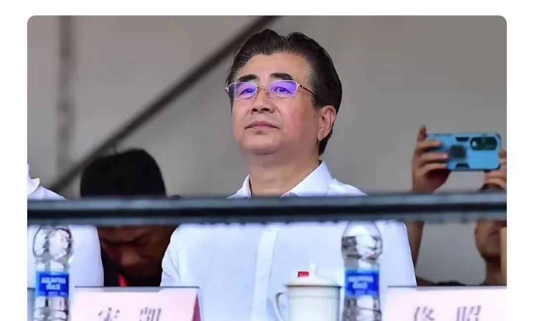 国足这水平真是没法瞧！别说跟韩国队的主力比划，人家就是派二线球员出来，咱都招架不