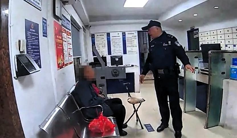 破防了！黑龙江76岁老人，瞒着全家人，独自坐了两天两夜火车，跨越2200公