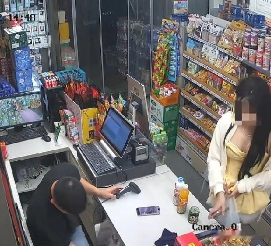 这男的虽然没有抬头看，其实内心已经走神了，不然不会少扫一瓶旺仔！！超市老板见美